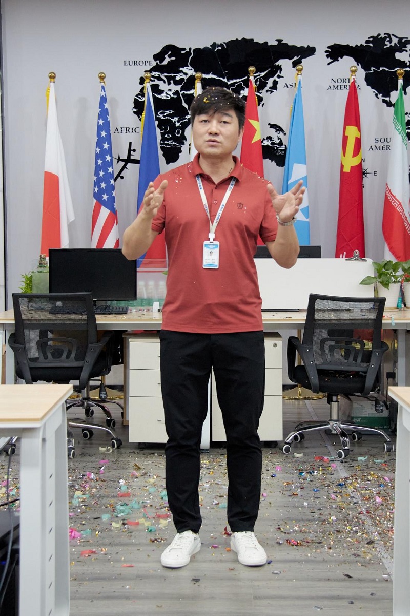 再贏新單！華邦瀛成都LED貼膜屏項(xiàng)目圓滿收官